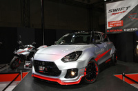 スズキの「スイフトスポーツ カタナエディション」。奥はもちろん「カタナ」。