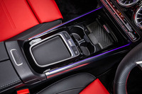 従来型でセンターコンソールに配置されていたインフォテインメントシステム「MBUX」の操作用タッチバッドを廃止。空いたスペースにはドライビングモード切り替えスイッチとオーディオのボリュームコントローラー、小物入れが並ぶ。