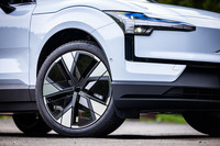 今回の試乗車は、標準で装備されるダイヤモンドカットとブラックのコンビネーションデザインが目を引く20インチホイールに、前後とも245/40R20サイズの「グッドイヤー・エフィシェントグリップ パフォーマンスSUV」タイヤを組み合わせていた。