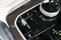 足まわりにはエアサスペンションが標準装備されており、走行シーンやドライビングモードに応じて車高が自動調整される。もちろん、センターコンソールのスイッチにより、ドライバーが任意に車高を調整することも可能だ。