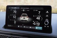 センタースクリーンにはデータロガーを表示できる。写真の「3Dモーション」画面では、自らの走りによって生み出したクルマの傾きなどの挙動を中央の3Dアイコンで再現できる。