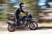 オフロードを疾走する「パンアメリカ」。