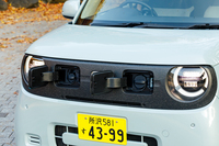 充電ポートはヘッドランプの間に備わっている（写真右の急速充電用は「e：G」ではオプション）。