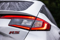 今回のマイナーチェンジでは、フロントマスクを中心としたエクステリアデザインの変更やインフォテインメントシステムのアップデートなどを実施。軽快な走りを楽しめる6段MT搭載の新グレード「RS」の設定もトピックだ。シビックRSの車両本体価格は419万8700円。