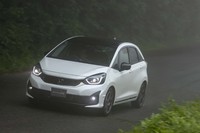 いかなる路面からの衝撃もしなやかに吸収することを狙ったという専用ダンパーを装備。バルブとバルブとのフリクションにまで気を配るなど、細部にまでこだわりが貫かれている。