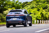 新色のボディーカラー「シーベッドブルーパール」をまとった「e：HEV X HuNTパッケージ」の走行シーン。これを含め外板色は全7色が設定されている。