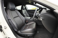 「Lパッケージ」に装備されるパーフォレーションレザーのシート。フロントシートにはヒーターや電動調整機構が備わる。色はブラックとチャコールの2色から選択可能だ。