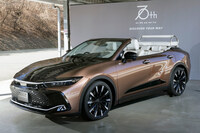 「クラウン エステート」のプロトタイプ試乗会より、会場に展示されていた「クラウン クロスオーバー」のオープンカー。パレード用の特装車と思われるが……。　
	清水「こういう遊び心があるクラウンが出てきても、いいよね！」　
	（写真：郡大二郎）