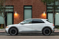 ボディーサイズは全長×全幅×全高＝4635×1890×1645mm、ホイールベース＝3000mm。5ドアハッチバック風のデザインなのでコンパクトカーかと思うが、実際にはかなり大柄なクルマなのだ。