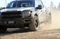 タイヤから飛び散る泥の破片に注目。「OPEN COUNTRY M/T」では泥濘路面から出るとグルーブ内の泥が素早く剥がれ落ち、タイヤのグリップが回復するのも早かった。