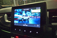 「アルカナR.S.ラインE-TECHハイブリッド」と同じく、ダッシュボードのセンターに置かれたタッチスクリーンを用いてドライブモードやエアコン、室内照明などを任意にセッティングできる「ルノーマルチセンス」が標準で装備される。