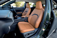 シート表皮には「刺し子」をモチーフとしたパターンの穴あけ加工が施されている。