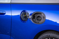 「MINIクーパー3ドアSE」は容量54.2kWhのリチウムイオンバッテリーを搭載。一充電走行距離は402kmと発表されている。普通充電ポートを左リアフェンダーに、急速充電ポート（写真）を、右リアフェンダーに配置する。