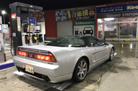 合成燃料は既存の内燃エンジン車にも使用できるといわれ、エンジン車を愛するカーマニアも生き残れる。ハイブリッドじゃない初代「NSX」だって、死ぬまでその走りを楽しめるようになるはず。懸念はガソリンスタンドの数が減り続けていることか。