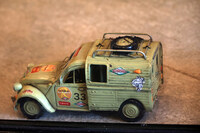 ガレージのところどころに小さなお宝を発見。