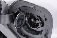 駆動用リチウムイオンバッテリーの容量は71.4kWhで、出力150kWまでの急速充電に対応。最大航続可能距離（WLTCモード）はFWD車が530km前後で4WD車が460km前後となる見込み。