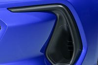 「トヨタGR 86」と新型「スバルBRZ」のバンパー両端のエアインテークには、外側に細かな筋（すじ）でハニカム模様が施されている。井上氏の言う“空力シボ”とはこれのことで、この筋の角度が空力に作用し、乗り味に変化をもたらすという。