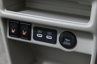 インストゥルメントパネル下部には急速充電にも対応したUSBタイプCポートが2つ並んで備わる（インフォテインメントの接続用は右のシャッター付きタイプA）。