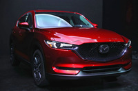 新型ではAピラーの位置を現行型より約35mm後退させ、Aピラーとフロントアクスルの位置関係を適正化している。