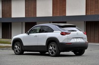 ボディーカラーは全8種類。そのうち3種類は、ルーフとピラー部、ボディー本体で色が異なる3トーンカラー（写真）となっている。単色は5色展開となる。