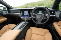 インテリアは基本的にステーションワゴン「V60」と共通。「インスクリプション」グレードには、ドリフトウッド（流木）調の装飾パネルやアンバーのシートカラーが目を引く写真の仕様を含め、全6種類のコーディネートが用意される。