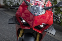 空力関係では、フロントのフェアリングやウインドスクリーンもサイズを大型化。ライダーの負担軽減とエアロダイナミクスの向上を実現している。