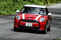 2度目のマイナーチェンジが行われたF55型「MINI 5ドア」。F56型「3ドア」やF57型「コンバーチブル」とともに、2021年5月に日本での販売が開始された。