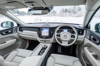 9インチの縦型タッチスクリーン式ディスプレイをダッシュボードの中心に配置。本物のウッドと金属で仕上げられたインテリアの質感は高い。試乗車の内装色は「チャコール／ブロンド」で、ボディーカラーによっては「チャコール／チャコール」色が組み合わされる。