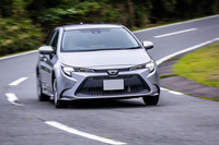 「アイスガード7」を装着した「カローラ ツーリング」で、アップダウンが連続するワインディングロードを試走。冬用タイヤであることを忘れそうになるほど、自然で違和感のないハンドリングが味わえた。