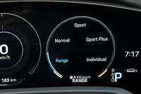 省エネルギー走行を行う「レンジ」モードでは、最⾼速度を90～
	140km/h（調整可能）に制限。クーリングエアフラップや車高（―22mm）、リアスポイラーの設定も、空気抵抗を最小化するよう調整される。またエアコン、油圧ポンプ、エアサスペンション、ヘッドライトも効率を重視する設定で作動。電動4WDも効率重視の制御となり、状況に応じて前輪駆動で走行する。