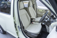 シート表皮は合成皮革。ヒーターはともかく、このクラスでベンチレーションまで装備していることに驚く。