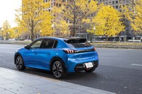 「e-208」には、写真の「ヴァーティゴ・ブルー」を含む全5色のボディーカラーがラインナップされる。