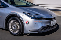 「フィネッサHB01」を装着した「トヨタ・プリウス」の自動車専用道路での走行シーン。フィネッサは、ブリヂストンの新たなスタンダードタイヤに位置づけられる。