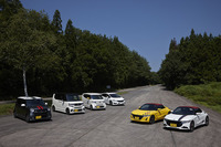 「N-ONEモデューロX」（写真左端）と、今回テストした試乗車。