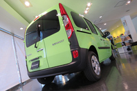 専用色「ヴェール ロマラン」の「カングー クルール」。リアまわりではブラックのバンパーも今回の特別仕様車の特徴。