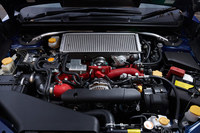 「S207」に搭載される「EJ20」型2リッター水平対向4気筒ターボエンジン。最高出力328ps、最大トルク44.0kgmと、2002年にリリースした「S202」で320psを達成して以来、13年ぶりに出力の向上を果たした。