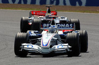 健闘したBMWザウバー。ルノー、フェラーリ、マクラーレンの3強に続き、今シーズン2度目のダブル入賞でポイント3点を手に入れた。ニック・ハイドフェルド（写真手前）は7位、先日結婚したばかりのジャック・ヴィルヌーヴは8位でゴール。（写真＝BMW）