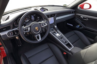 「911カレラ カブリオレ」のインテリア。日本市場では7AT仕様のみの設定。