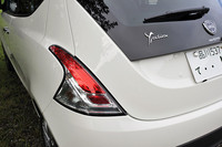 ボディサイドのラインがリアフェンダーを形成し、そこにリアコンビランプが配置される。「デルタ」と足並みをそろえた造形だ。テールランプにはライトガイド式のLEDが用いられている。