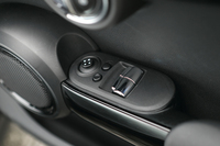 インパネからドアに移されたウィンドウスイッチ。
    