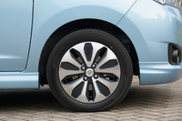 「S」「S-DJE」などの15インチタイヤ装着車では、タイヤの銘柄も変更。従来の「ヨコハマDNAアースワン」から、新開発の低燃費タイヤ「ヨコハマ・ブルーアース」となった。なお、14インチタイヤはこれまでと同じ「ヨコハマ・アスペック」。
    