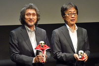 
	「KIROBO mini」の概要を説明する、トヨタ自動車 MS製品企画部 主査 片岡史憲氏（左）と、同専務役員 吉田守孝氏（右）。片岡氏の持つKIROBO miniはクレードルに乗っている。
	