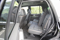 2列目シートは、40:20:40の3分割式。