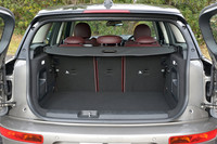 ラゲッジルームの容量は、後席を起こした状態で360リッター。床面の高さを2段階で調整できる「ストレージ・コンパートメント・パッケージ」が用意されている。