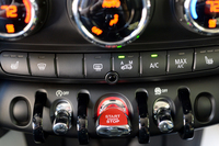 新型ではセンターパネル下方の中央にある赤いトグルスイッチでエンジンの始動と停止が可能になった。