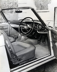 アレマーノ製コンバーチブルのインテリア。インパネは生産型とは異なり、メーターは速度計と燃料／水温などの集合計のみ。ステアリングホイールはトリノショー出展時にはナルディ製ウッドリムの3本スポークが装着されたが、この撮影時点ではグロリア用がそのまま残されている。