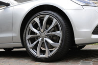 写真の20インチは、全車オプション扱い。標準のホイールサイズは、2.8リッターモデルが18インチで、3リッターモデルが19インチとなる。