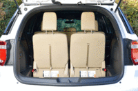 荷室容量は、3列目シートを起こした状態で595リッター、2列目と3列目を倒した状態で2285リッターとなる。（写真をクリックすると、シートの倒れる様子が見られます）