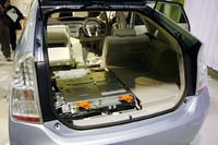 荷室下には、ベースモデルのニッケル水素バッテリーに代えて、容量4倍の大型リチウムイオンバッテリーが収まる。その代わり、床面は40mm高くなり、荷室容量は1割ダウン。