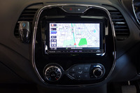 
	ブルーレイ搭載7インチワイドSDナビを標準装備。画面外左側の円筒状の物体が、成約記念品のアロマディフューザー。
	